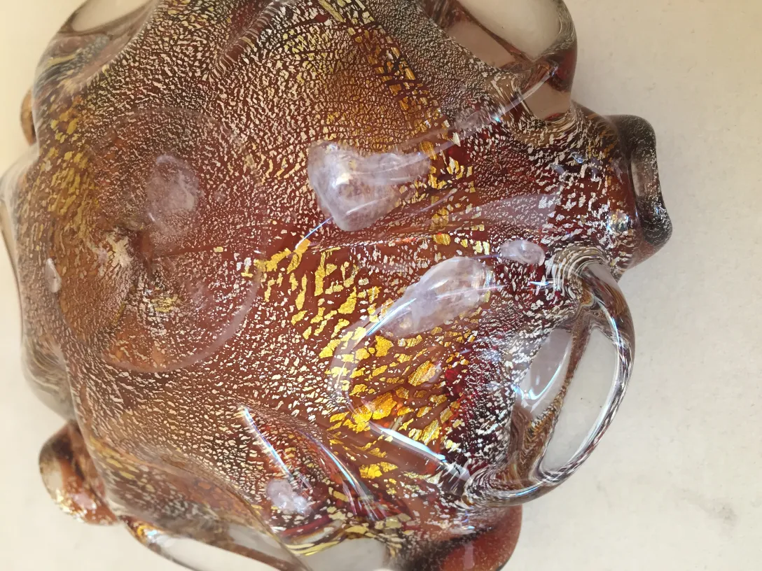 सुंदर प्राचीन मुरानो कांच का फूलदान, जिसमें विविध रंग और चमकदार बनावट है।