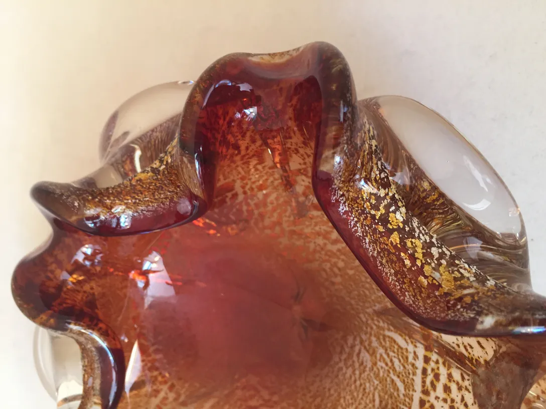 vaso antigo decorativo de cristal de murano com formas onduladas e cores quentes