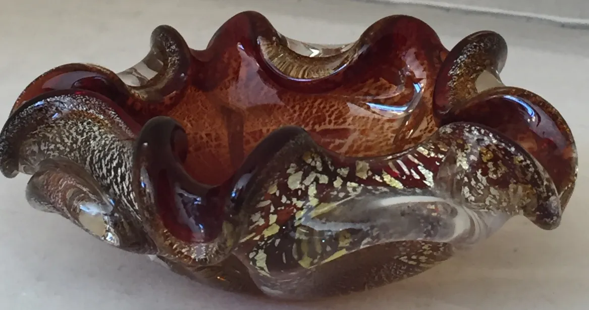 hermoso cristal de murano con formas onduladas y tonos cálidos