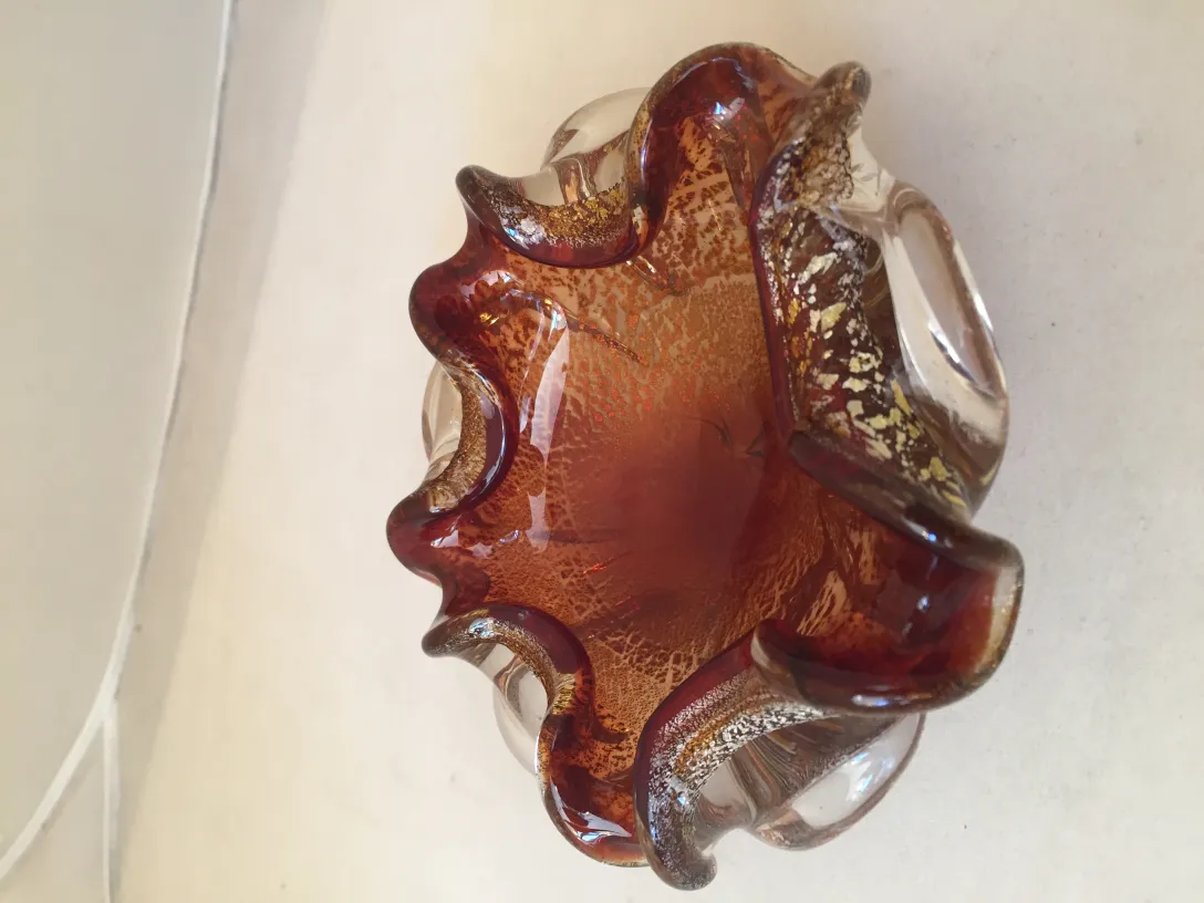 dekoratives antikes Murano-Glas mit wellenförmigem Design und warmen Farben.