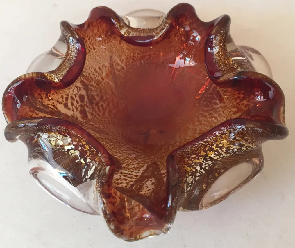 물결 모양의 가장자를 가진 호박색 무라노 유리 장식 bowl