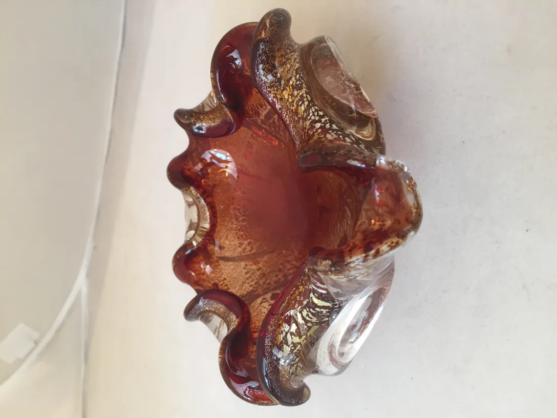 bowl de cristal de murano con bordes ondulados en tonos ámbar y detalles en oro