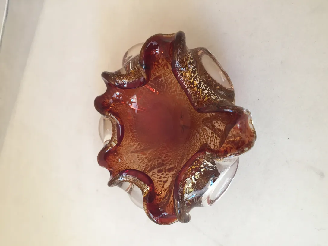 vase antico in vetro di murano con bordo ondulato e colore ambra