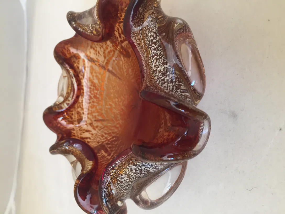 Vecchia ciotola di vetro di Murano con forma ondulata e colore ambra