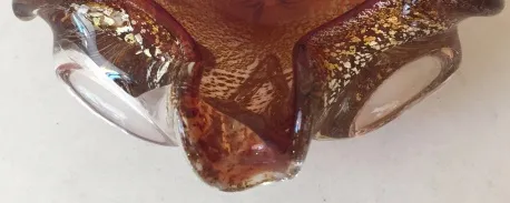 优雅的穆拉诺玻璃装饰，带有金色调和柔和的形状，增添了一丝古老的气息