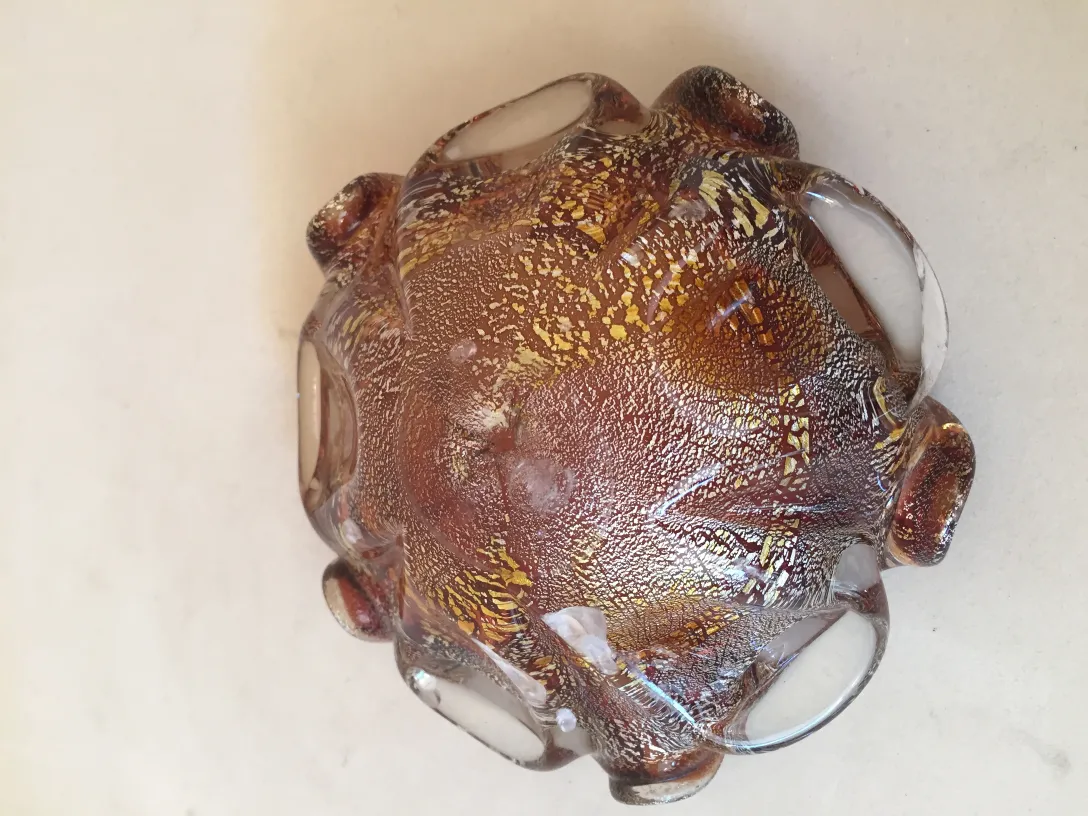 pezzo antico di vetro di murano con dettagli dorati unici