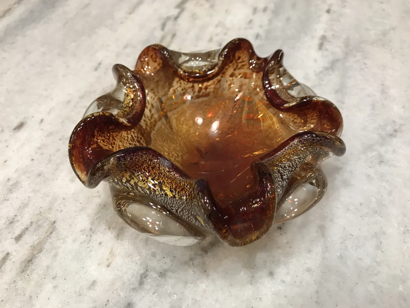 装饰性古老的穆拉诺玻璃，波浪边缘，琥珀色和金色