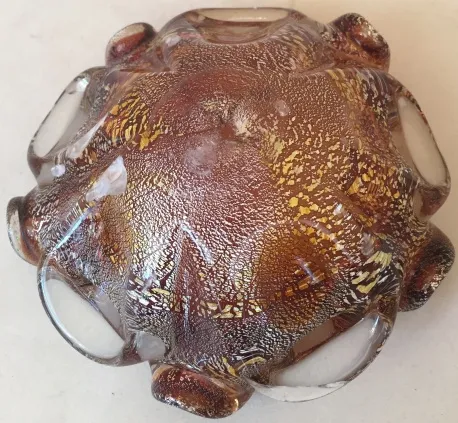 Antico vetro di Murano con texture dorata e dettagli