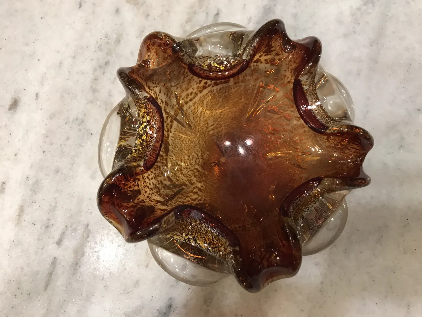 récipient ancien en cristal de Murano avec des formes ondulées