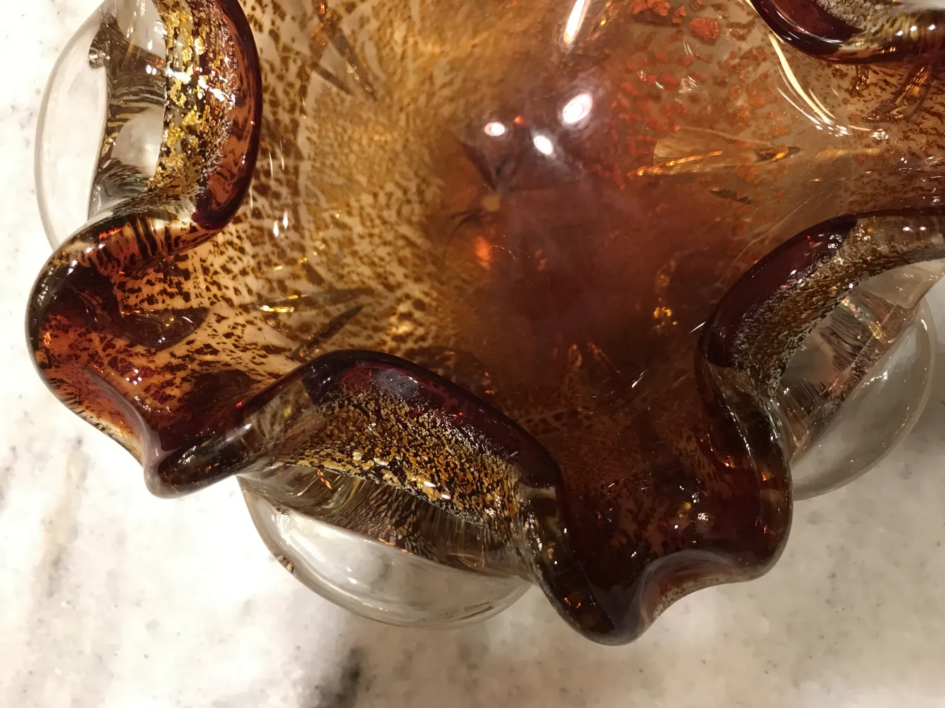 schöne murano-glas stück in bernsteinfarben mit gewellten kanten