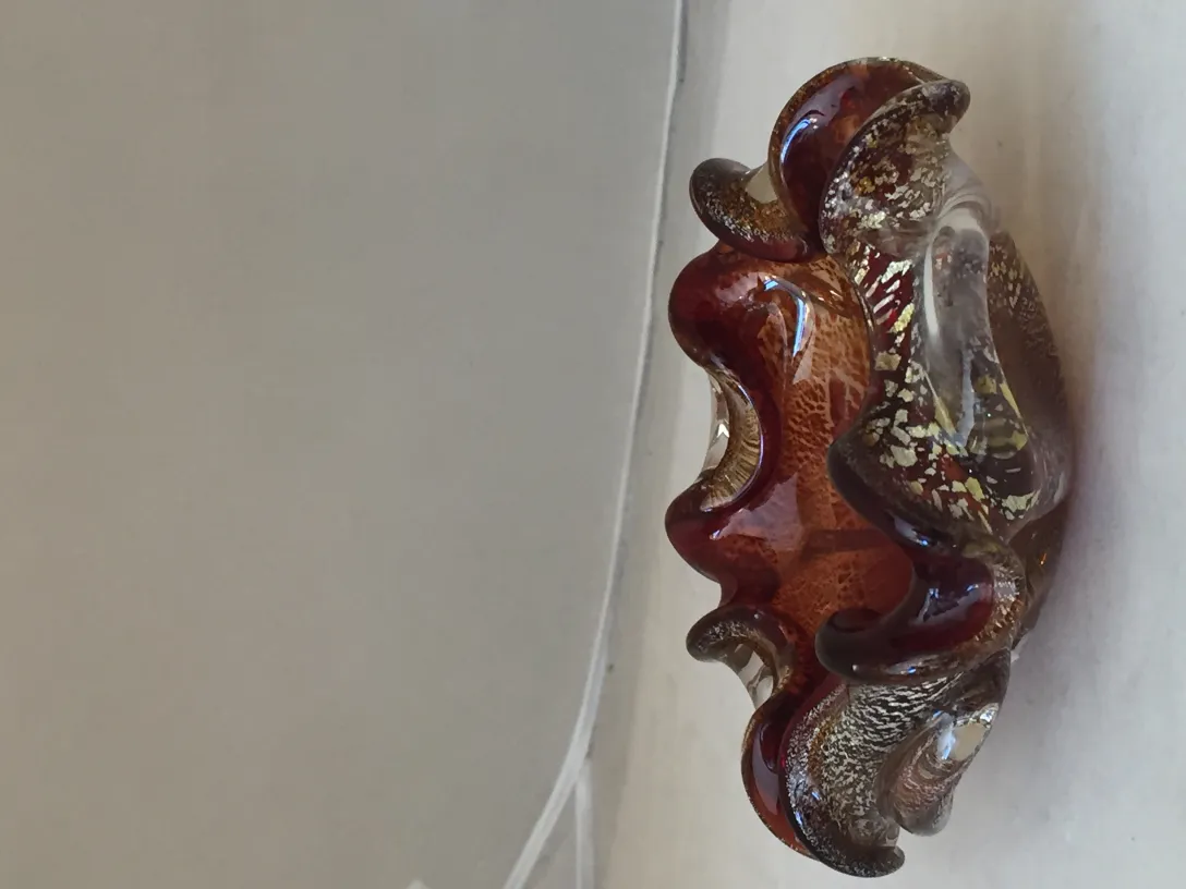 elegante vetro di murano con tonalità marroni e dorate, base curva