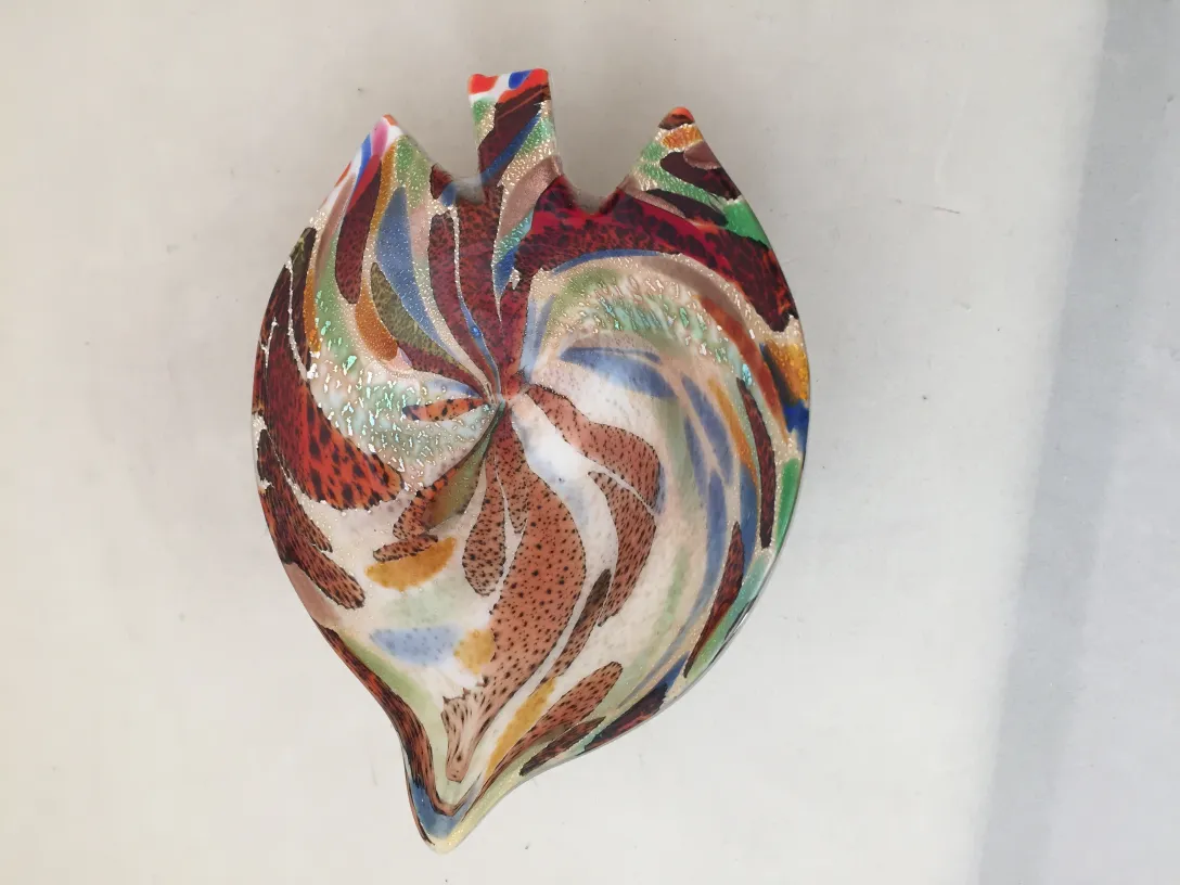 प्राचीन मुरानो कांच का कटोरा यादगार डिजाइन के साथ