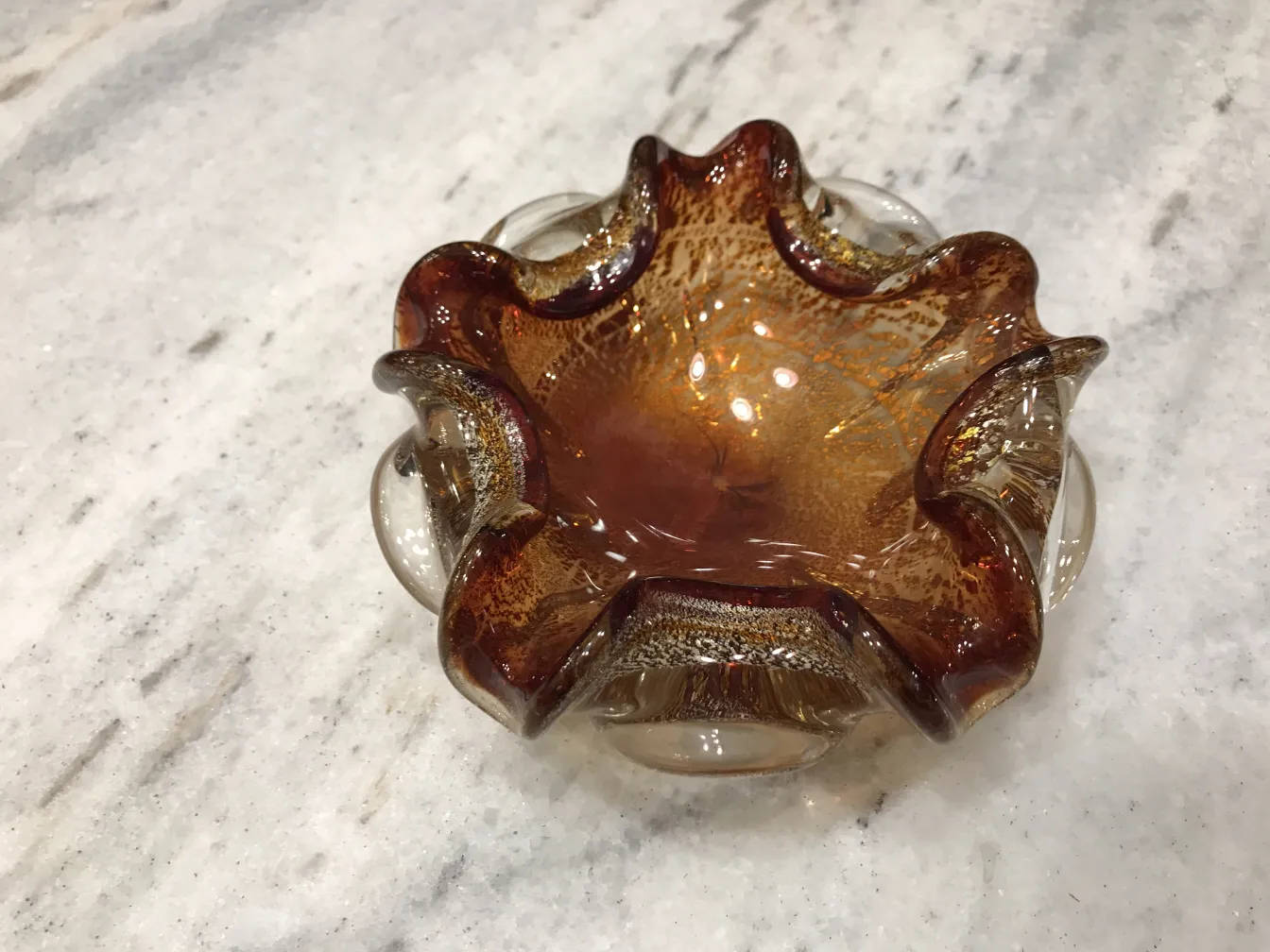 piatto antico in vetro di Murano con design floreale in toni ambra