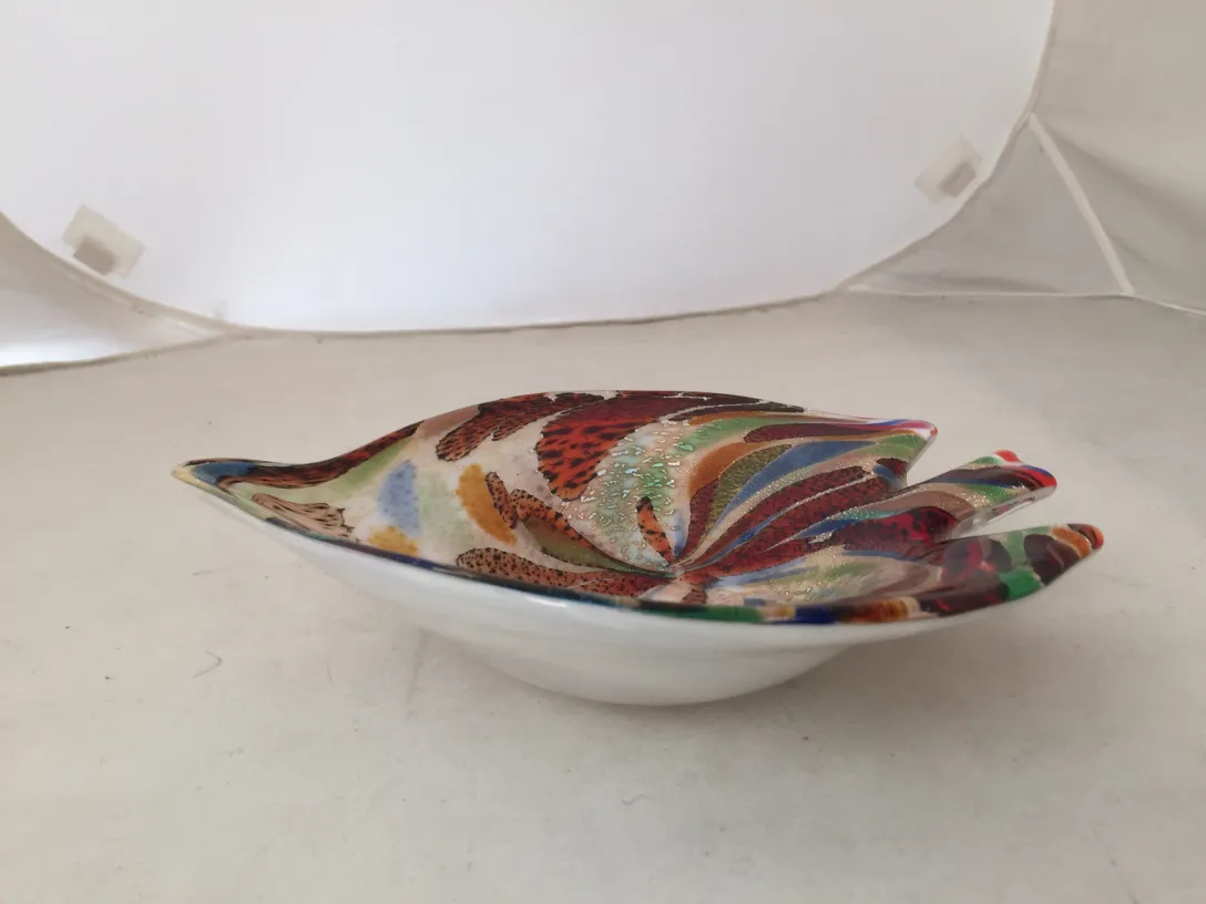 plat ancien en cristal de murano avec des couleurs vibrantes