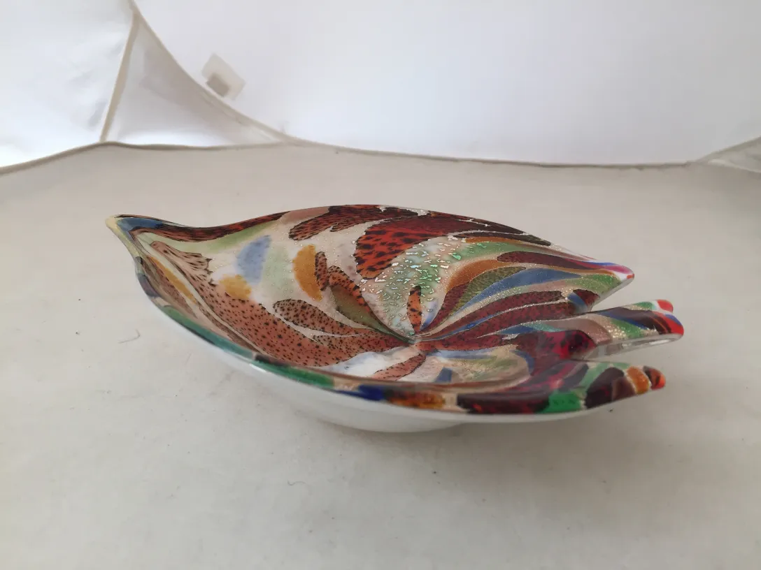 色鮮やかな葉の形をしたムラーノガラスの美しい作品