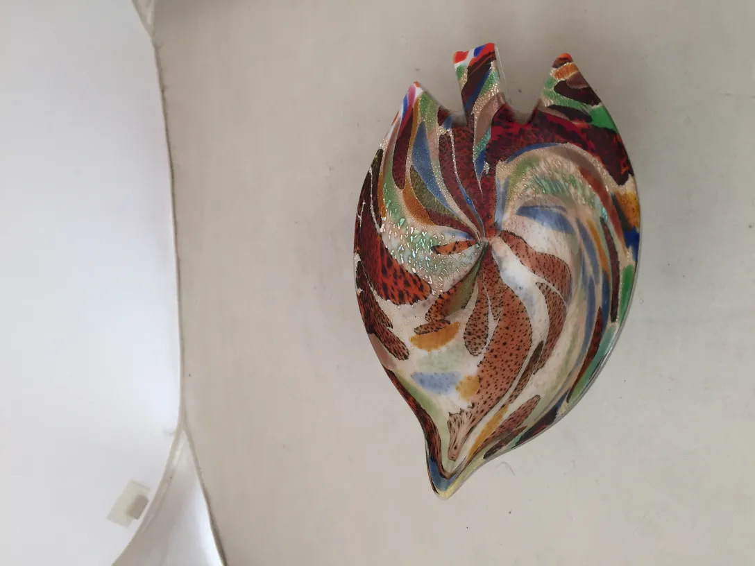 antikes murano-glas dekoratives objekt mit leuchtenden farben und eleganten formen