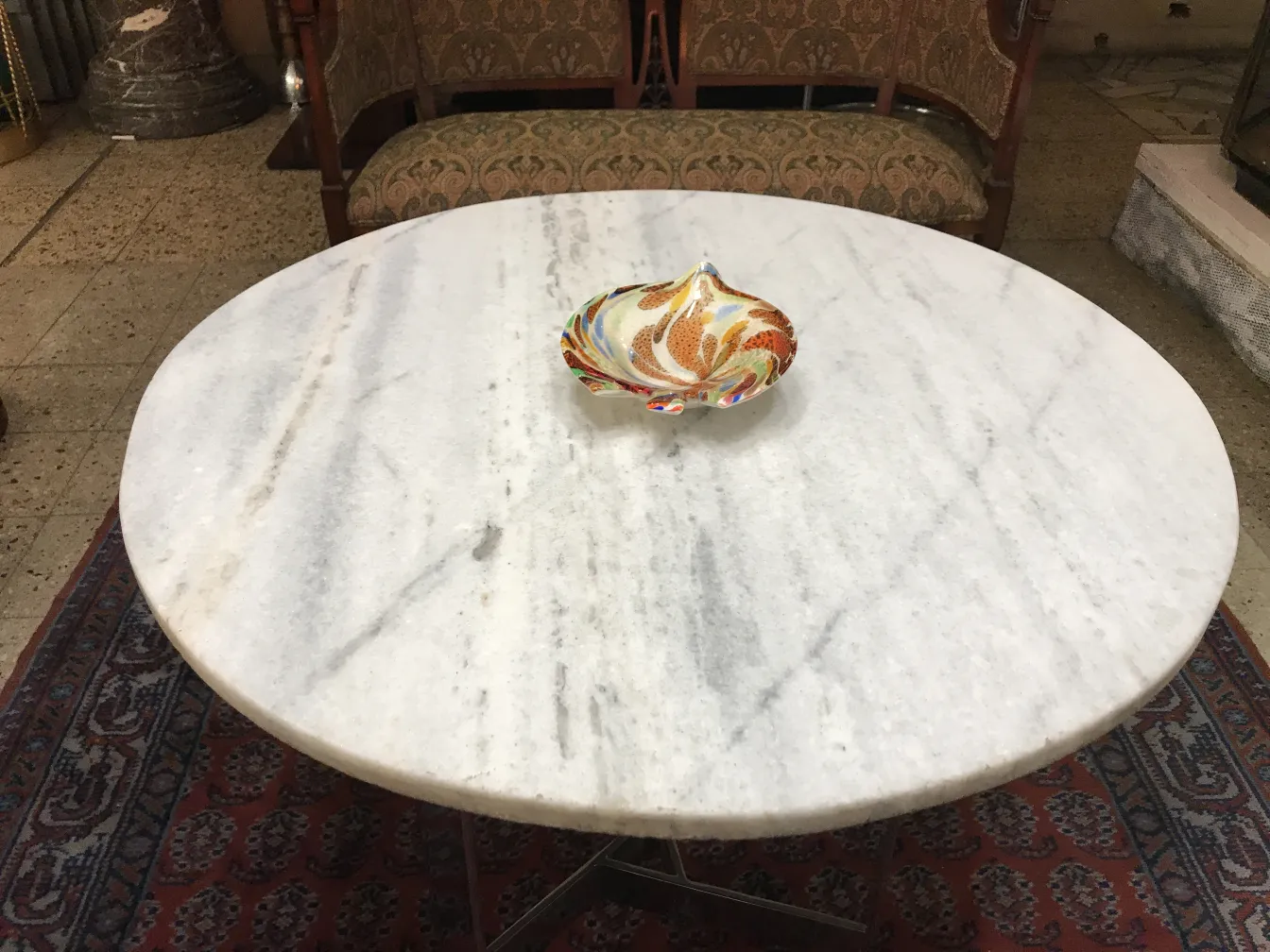 vetro di murano decorativo su tavolo rotondo in marmo