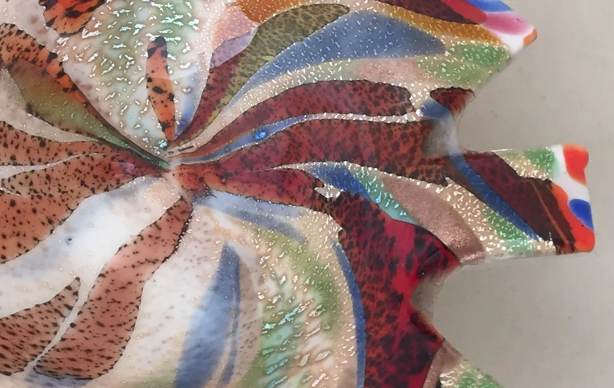 Vetro di Murano antico con colori vivaci e design unico