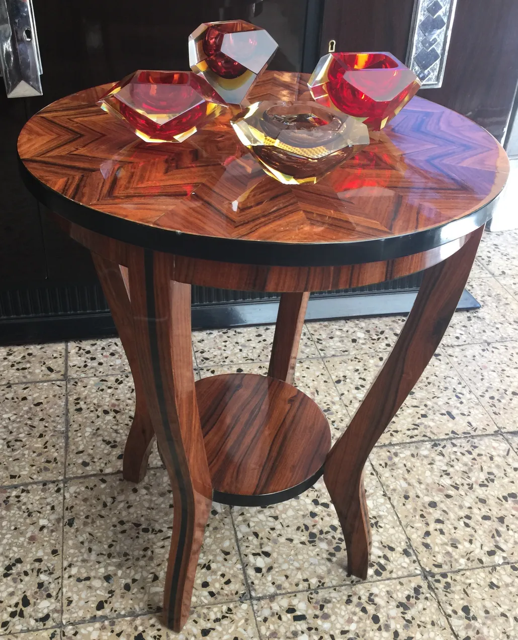 tres cuencos de cristal de murano en una mesa antigua de madera