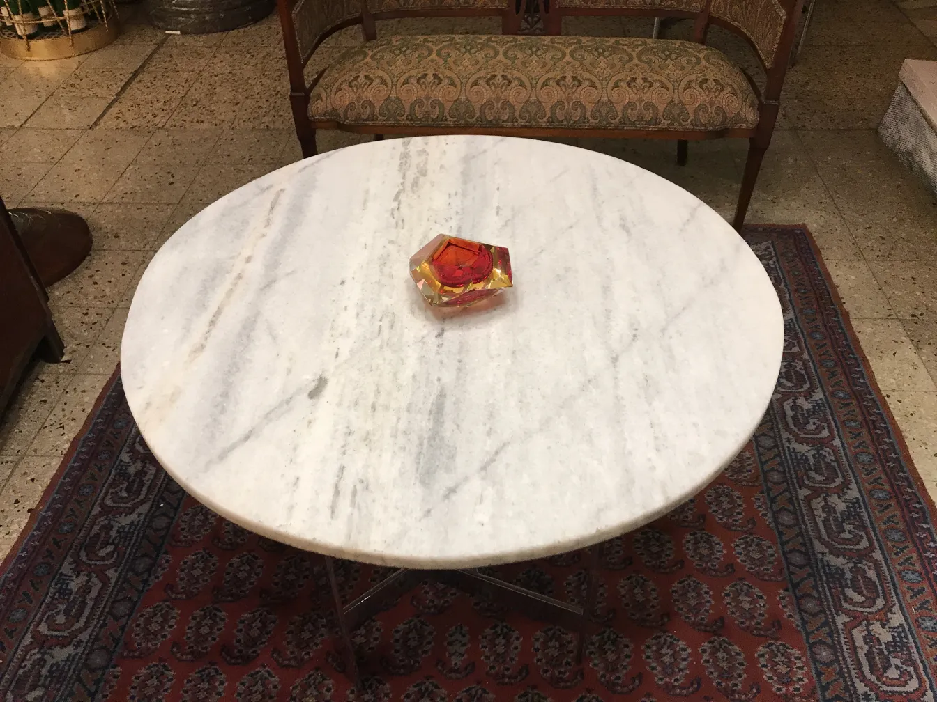 Murano-Glas in klassischer Umgebung mit rundem Tisch und Teppich