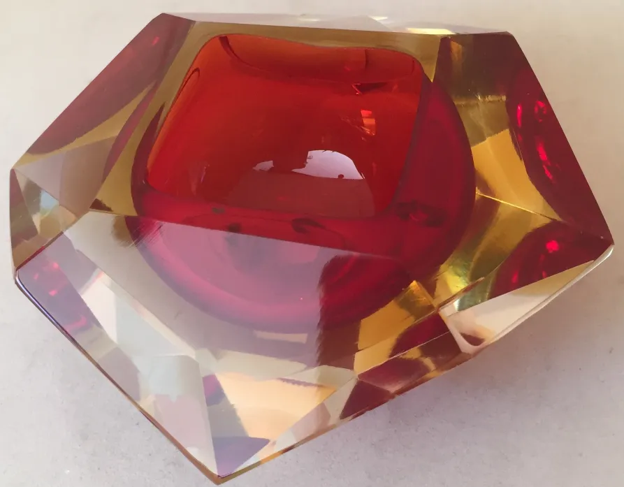 sculpture en cristal de murano avec des teintes rouges et jaunes