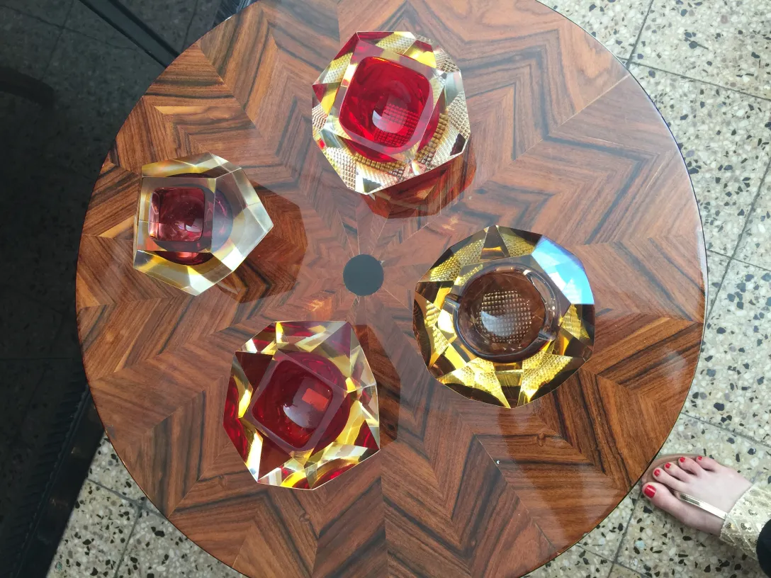 Quatre pièces anciennes en cristal de Murano sur une table