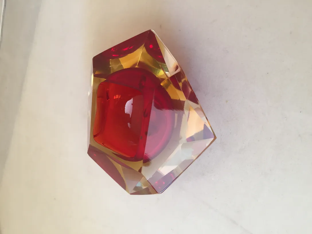 cristal de murano antigo com design colorido e formas exclusivas