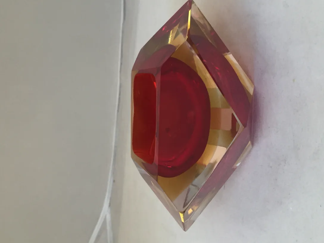 cristal de murano impressionante em forma de diamante com vermelho