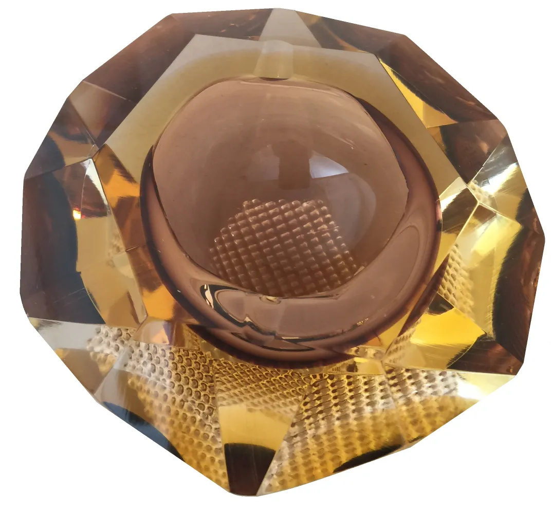 murano-glas mit achteckigen formen und goldenen farben