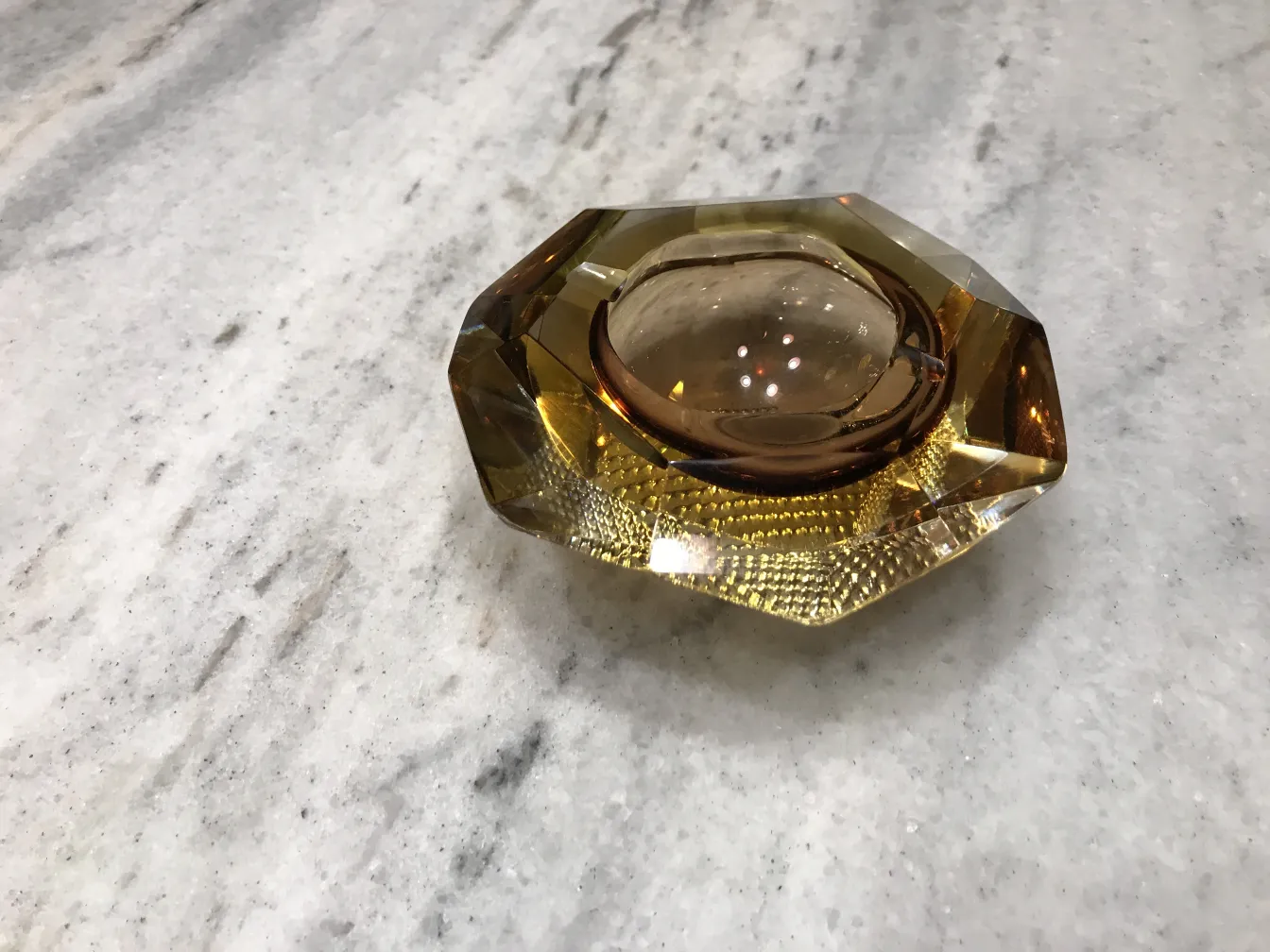 cristal de murano ancien décoratif en forme octogonale avec des teintes dorées