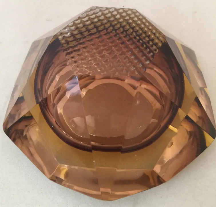 linda peça em tons marrons com detalhes facetados