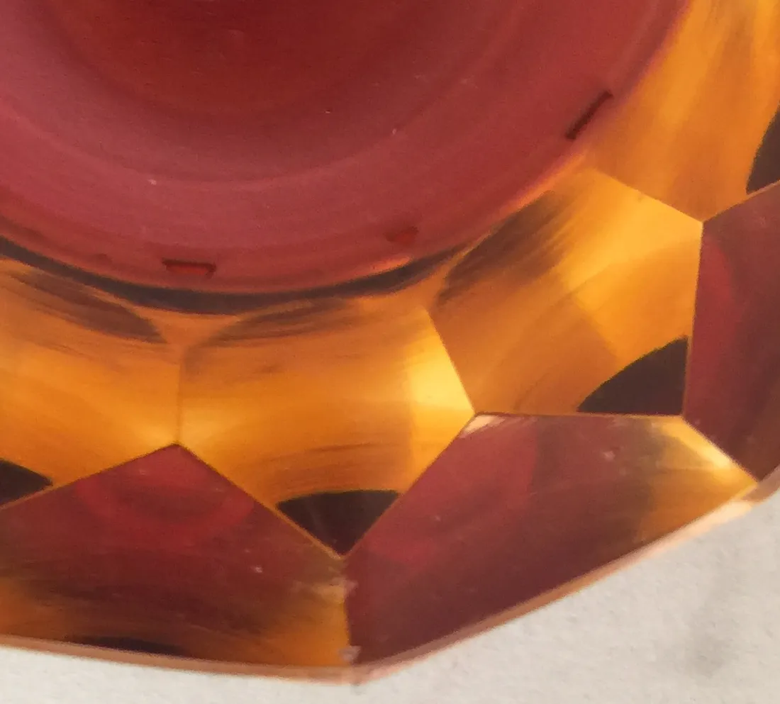 vetro di murano decorato in tonalità calde con forme geometriche