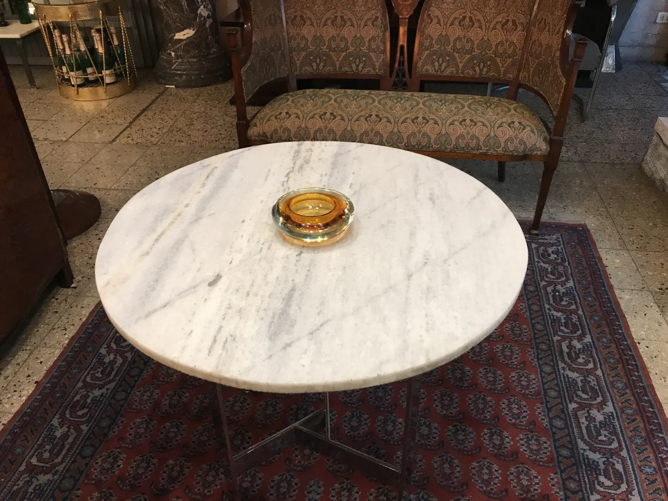 Cristal de Murano antiguo en mesa con decoración colorida