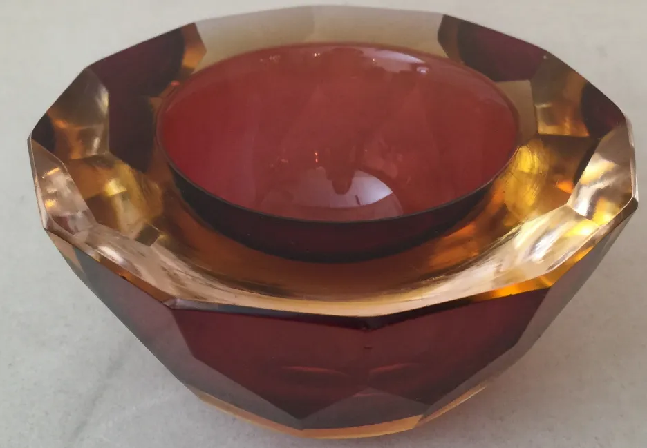 schale aus murano-glas in amber- und roten tönen
