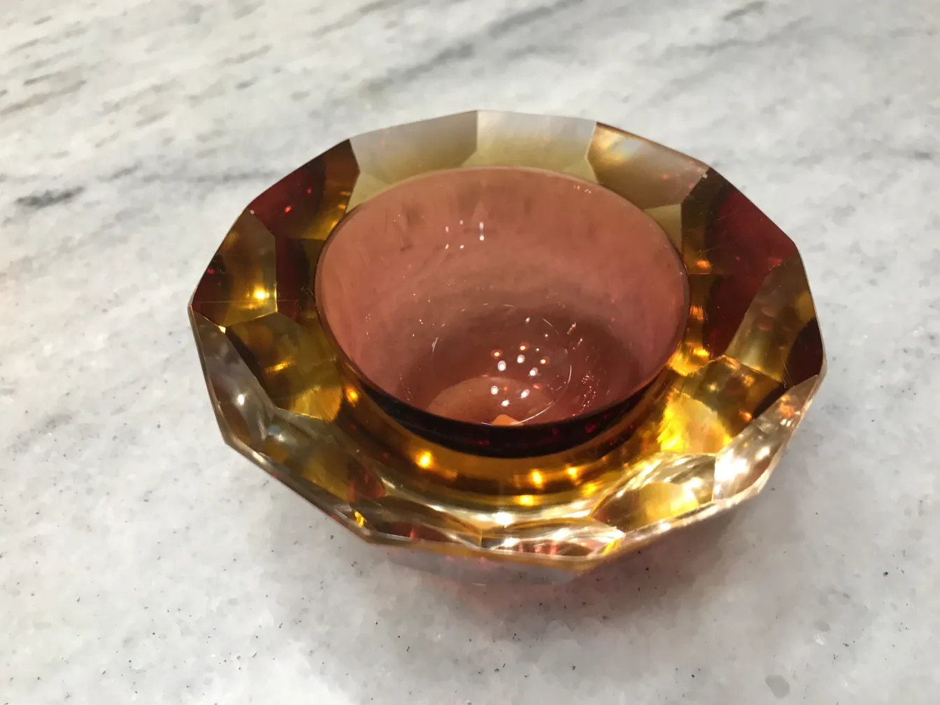 cristal de murano en tons ambre et rose avec design à facettes