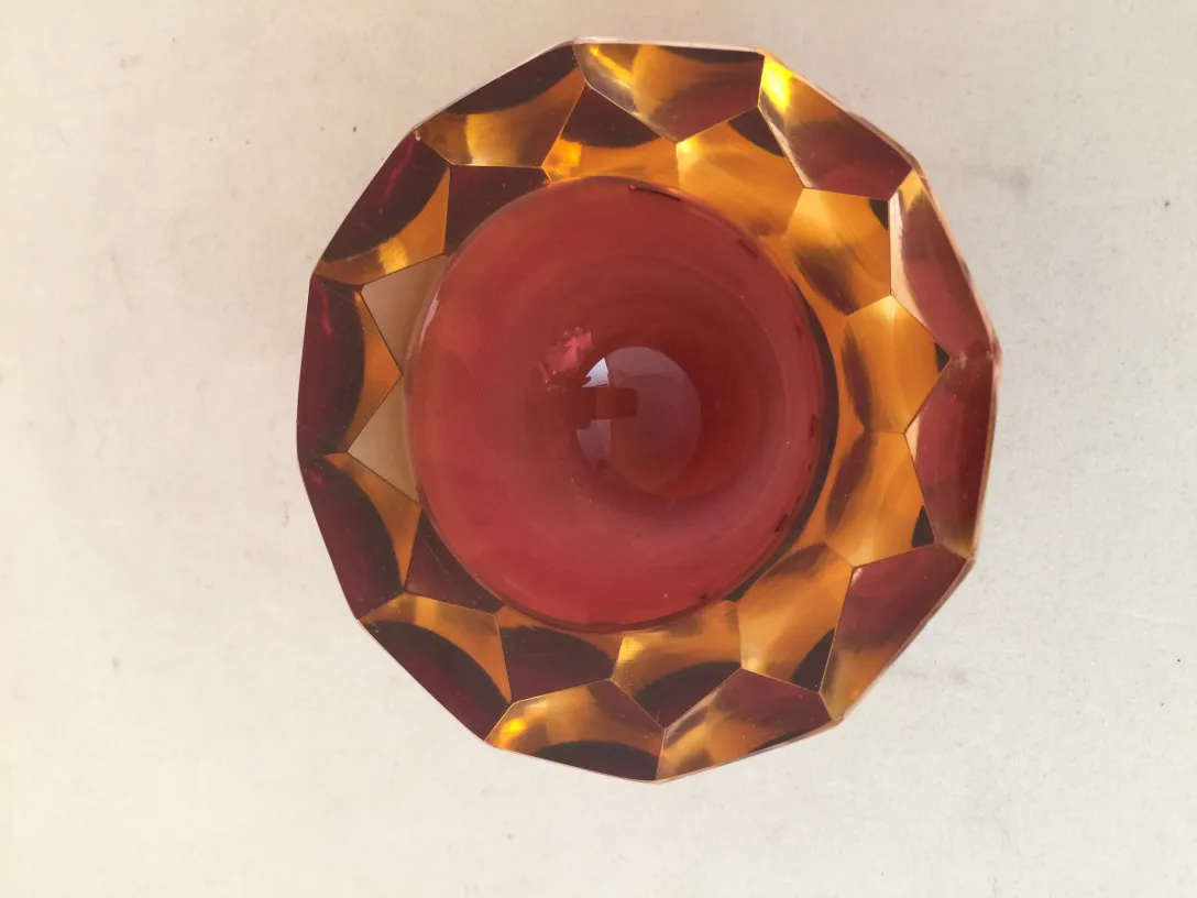 peça decorativa em cristal de murano com tons âmbar e vermelho