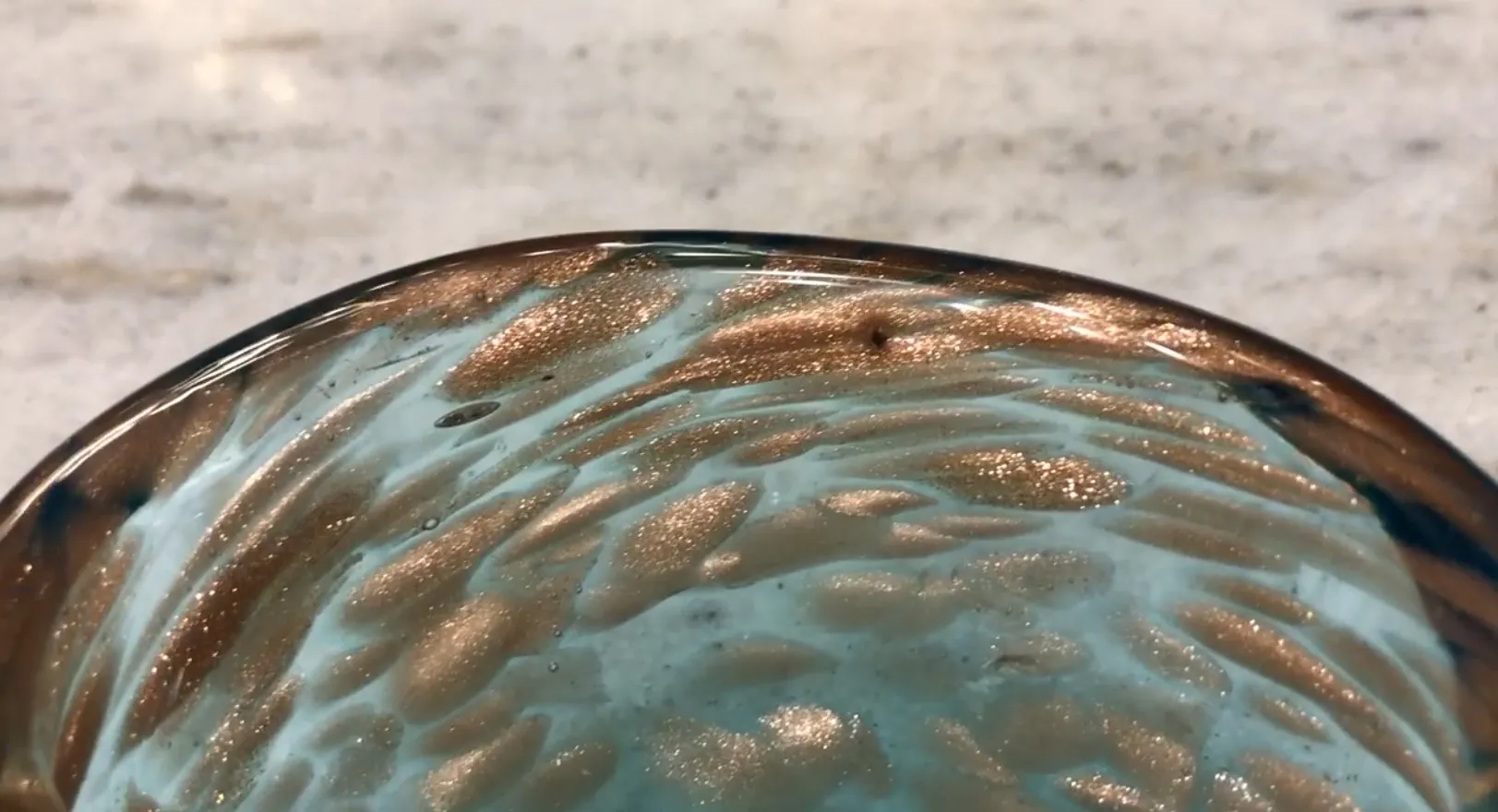 dettaglio di antico vetro di Murano con colori vivaci