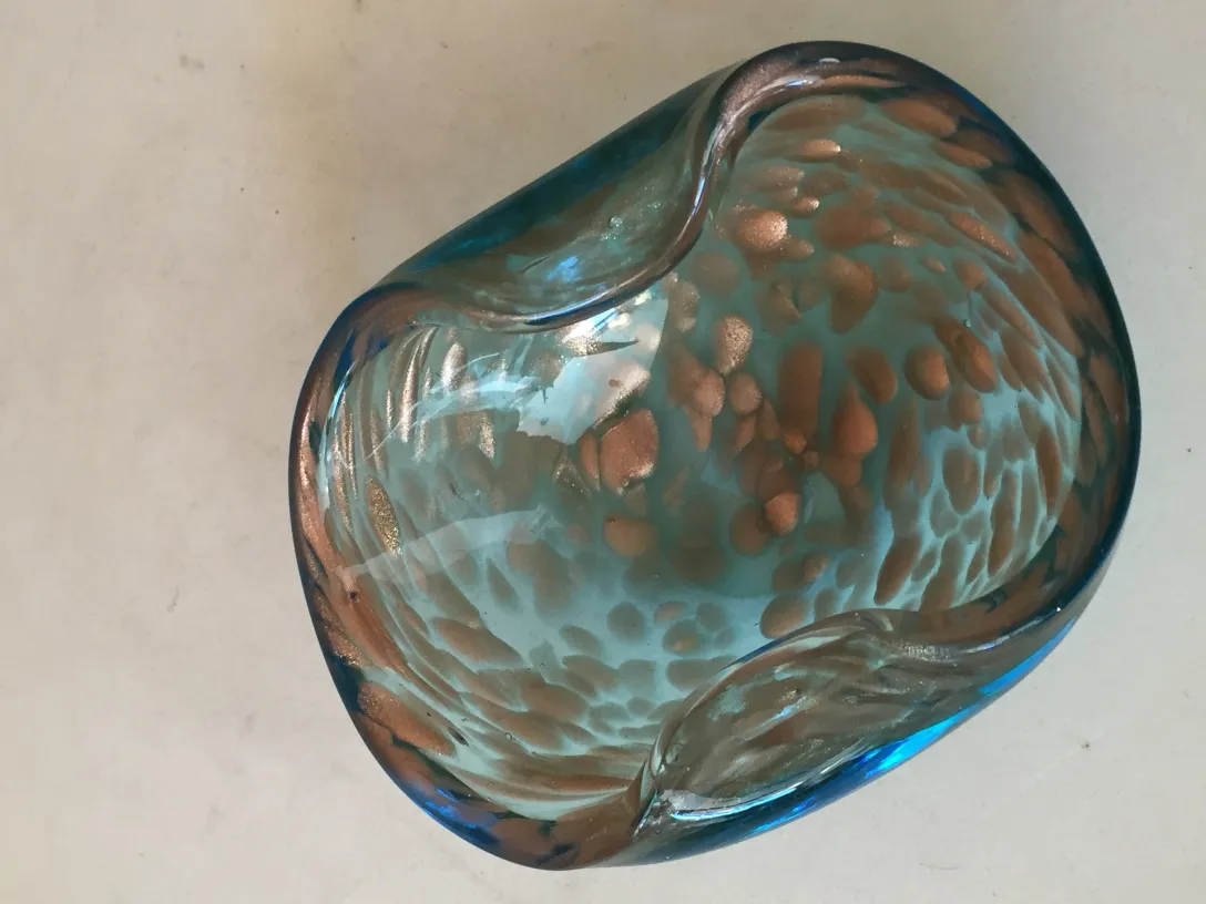 ancien cristal de murano avec des détails dorés et bleus