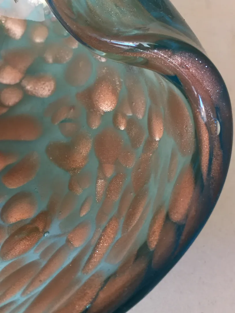 античное муранское стекло в мерцающих синих тонах