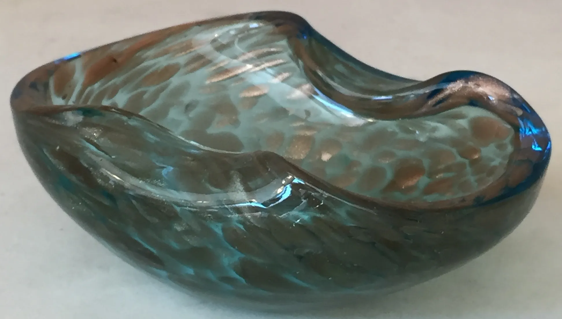 ancien cristal de Murano avec design ondulé en bleu et marron