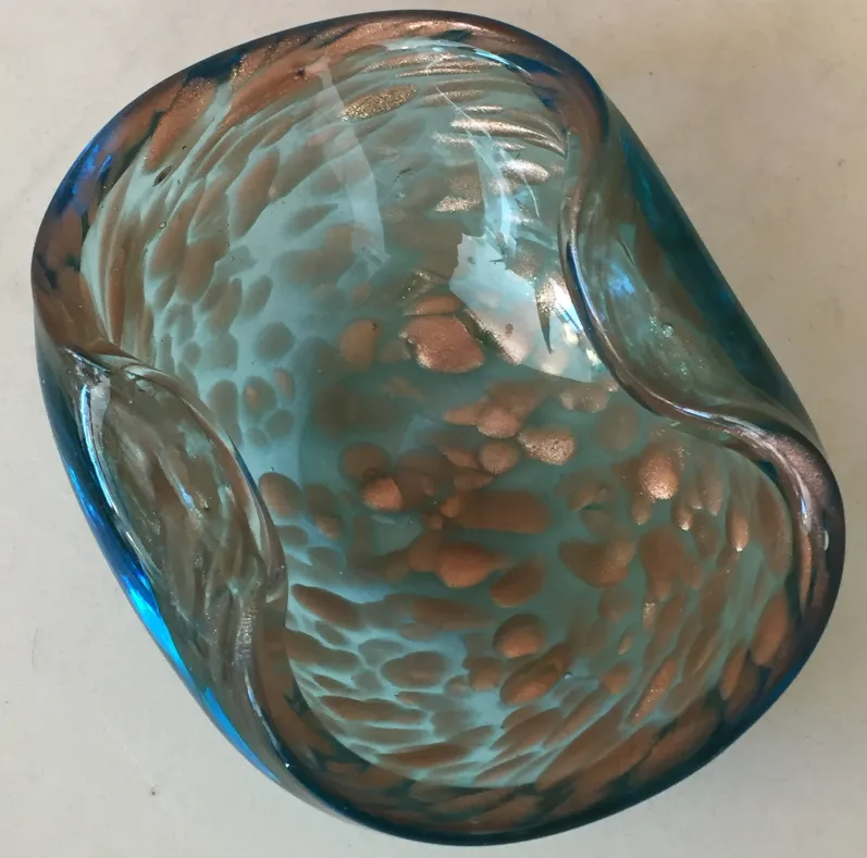 Centro de cristal azul de Murano com detalhes dourados