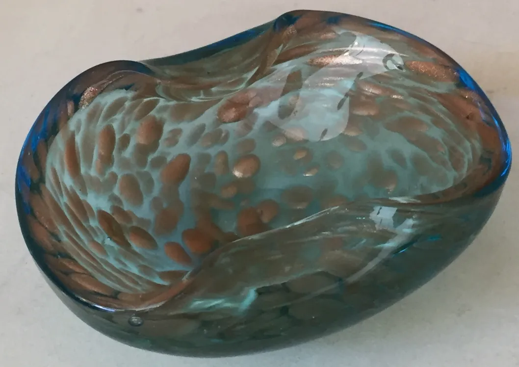 Cristal de Murano ancien avec des couleurs vives et des détails frappants.