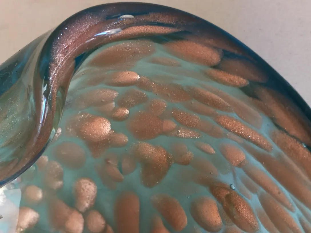 Antikes Murano-Glas mit bunten Details und glänzenden Oberflächen