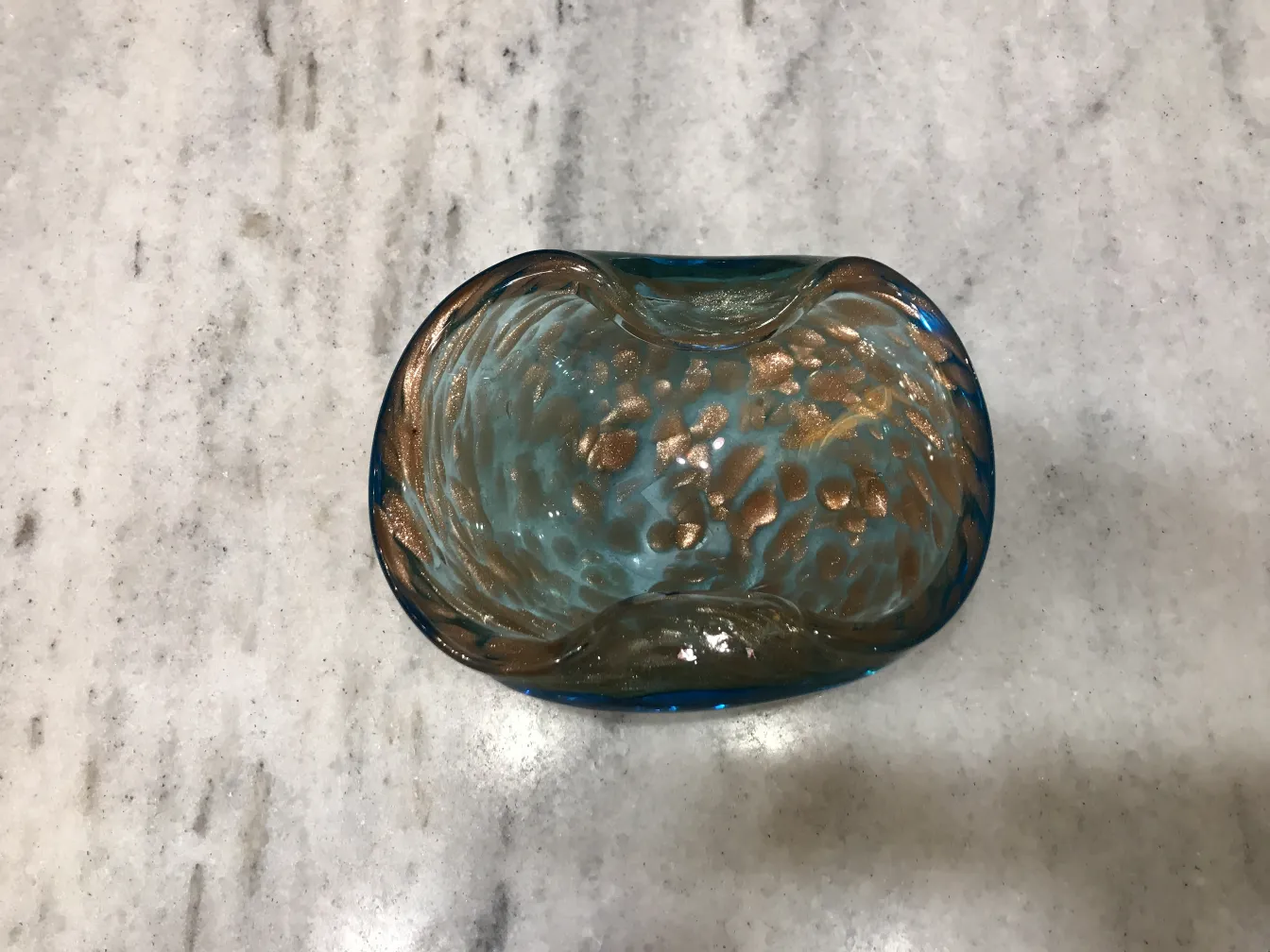 青と金の詳細を持つ古いムラノガラスの作品