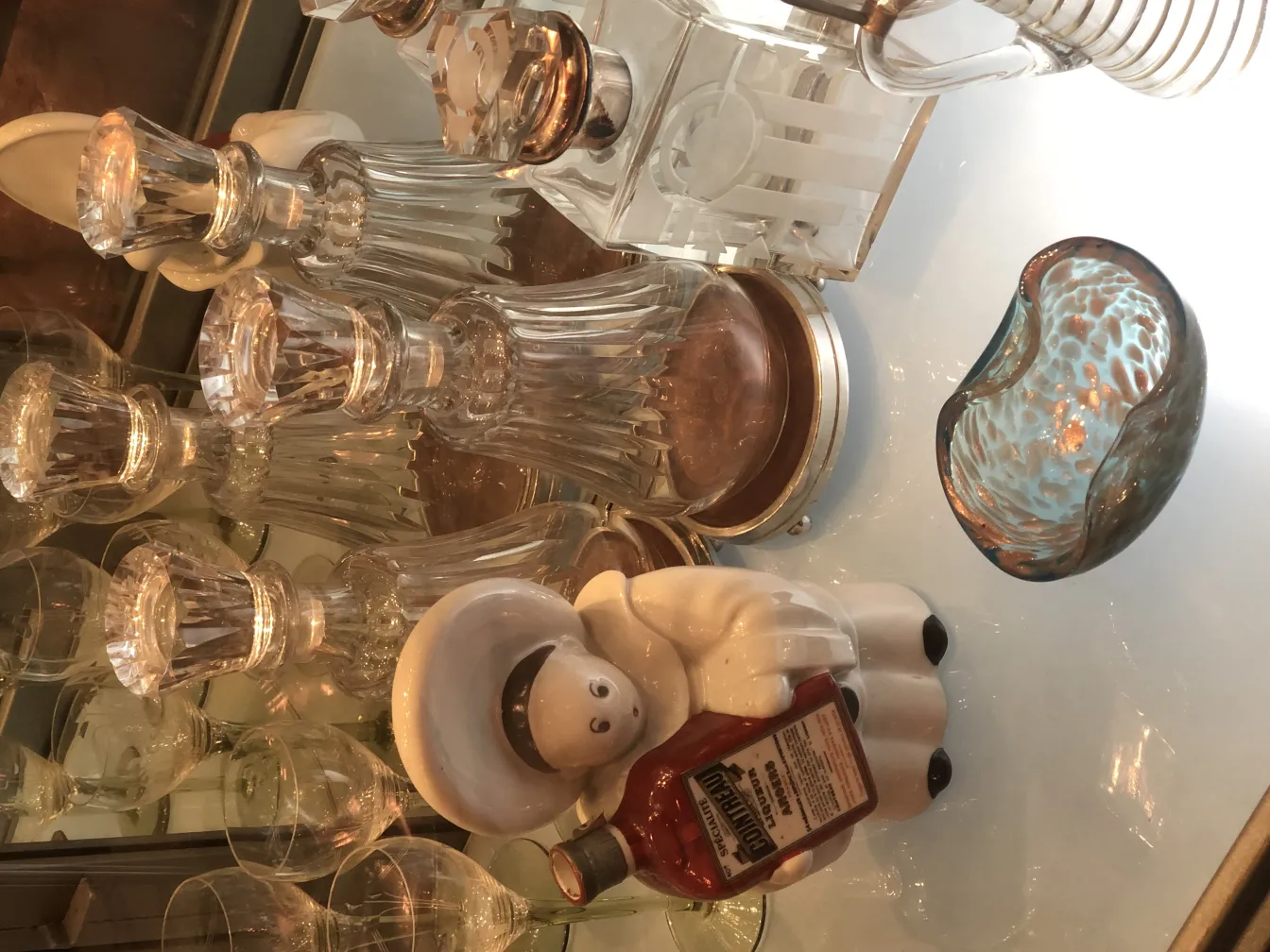 Античное украшение из муранского стекла с элегантными формами и цветными деталями в уютной обстановке.