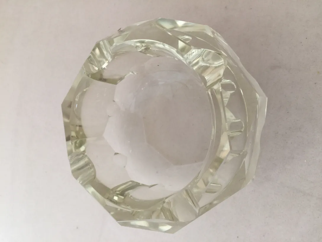 octágono de cristal murano con detalles claros y elegantes