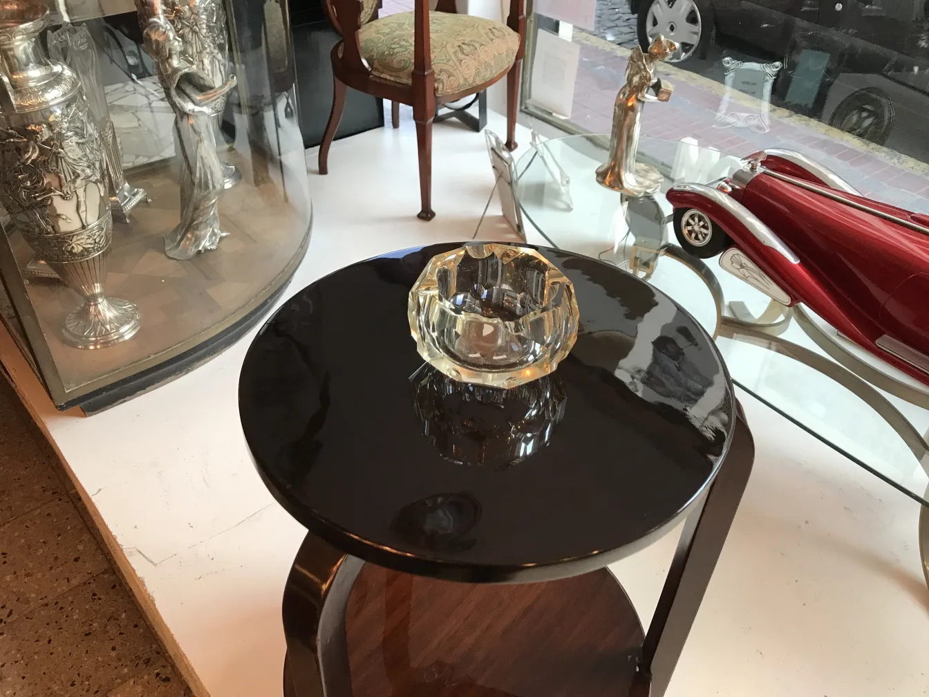 Cristal de Murano antiguo sobre fondo oscuro, con decoración brillante