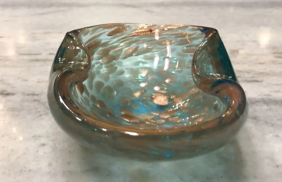 dekoratives murano-glas in Blau- und Goldtönen