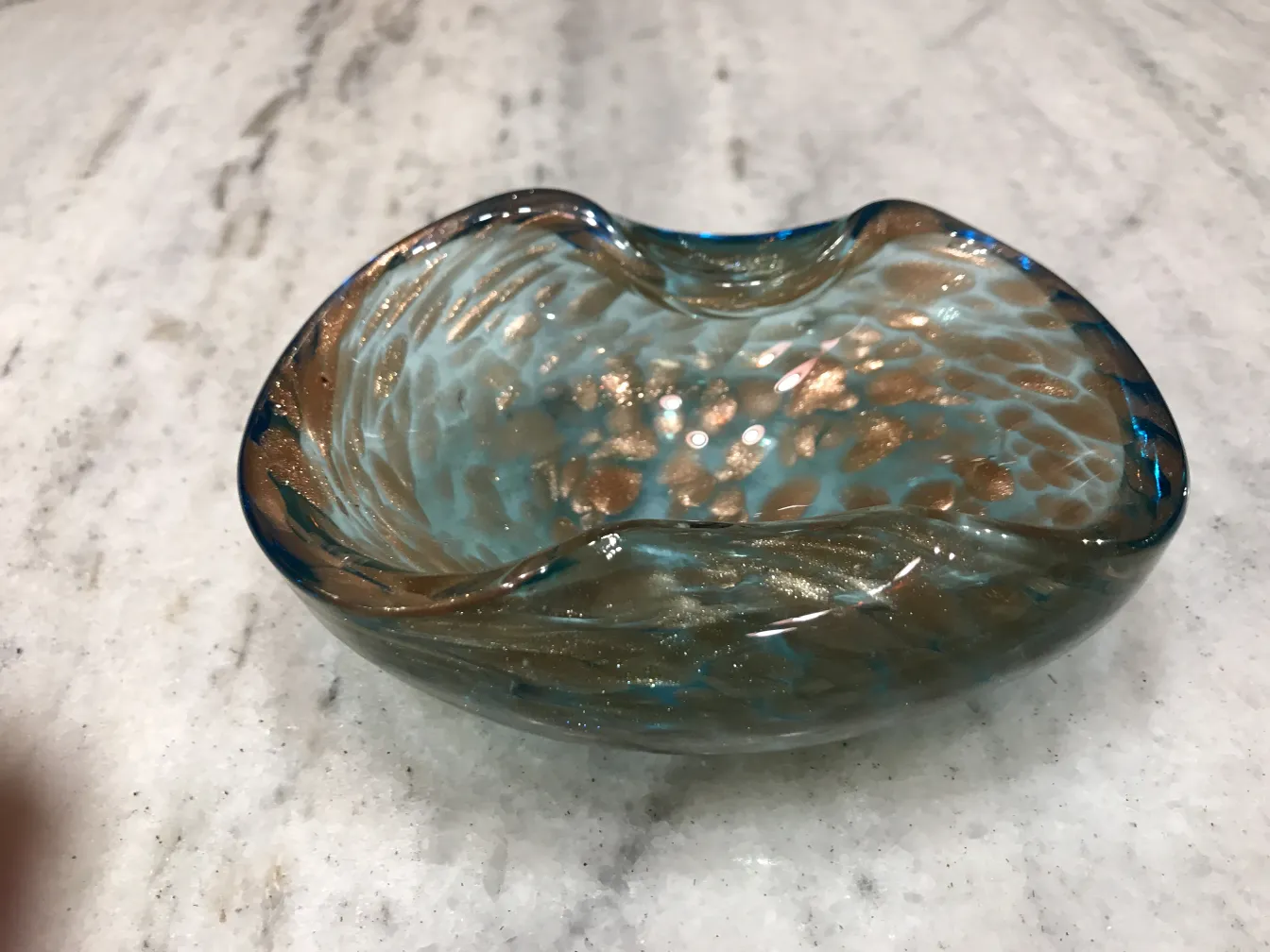 Beau cristal de Murano avec un design incurvé en tons de bleu et d'or, parfait pour la décoration.