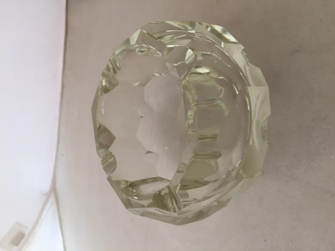 古老的穆拉诺玻璃，具有装饰性形状和光亮的表面。